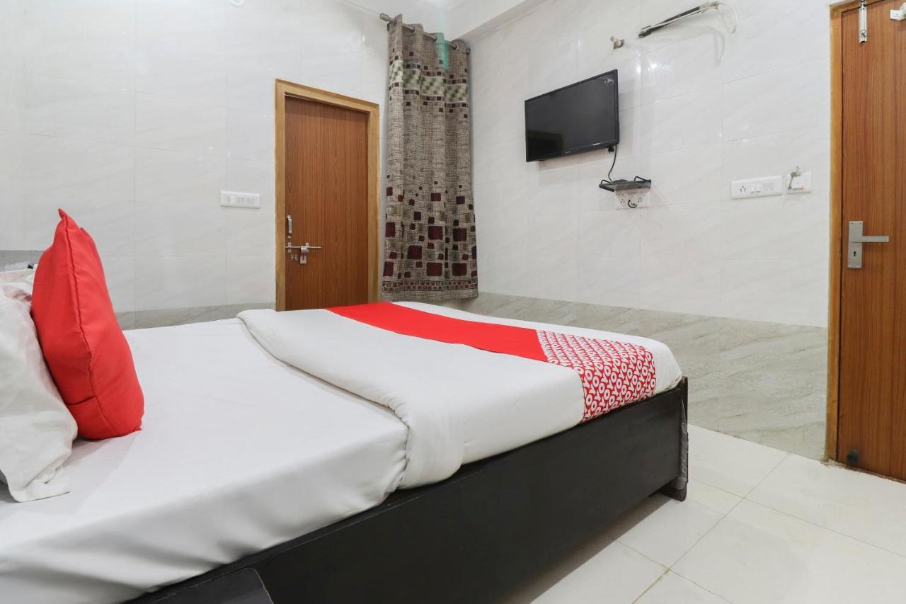 ホテルOyo 69378 Trilok Dham Vrindāvan エクステリア 写真